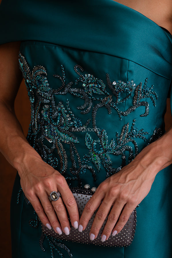 Vestido em zibeline, bordado corpo e decote ombro a ombro | Lívia Ribeiro