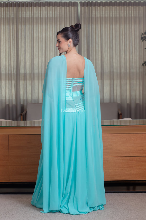 Vestido um ombro corpo fitado com bordado e capa