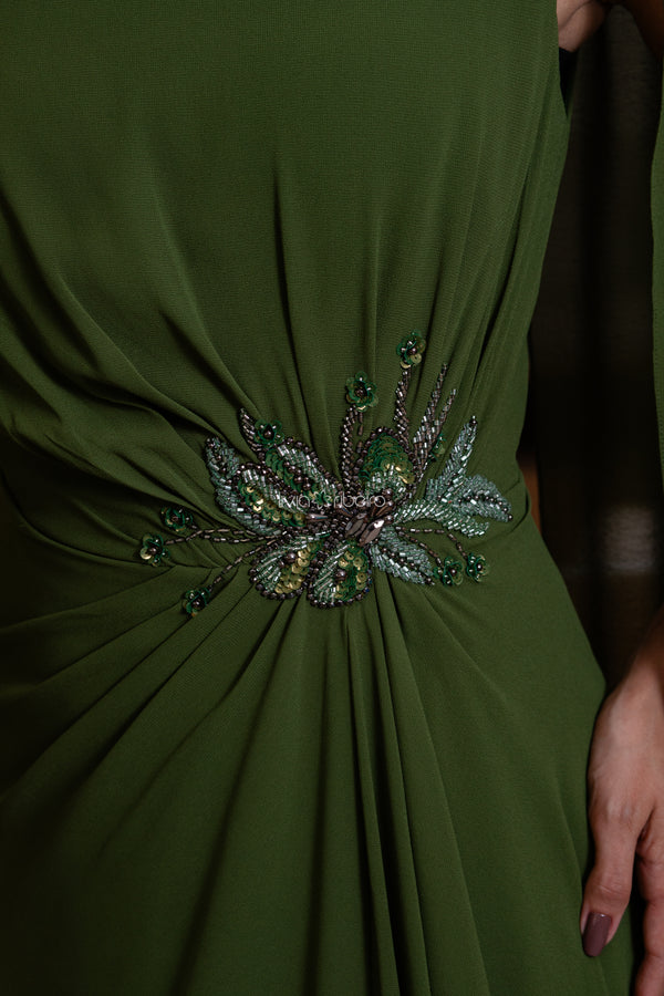 Vestido longo em crepe de seda, decote canoa com capa e bordado na cintura | Lívia Ribeiro