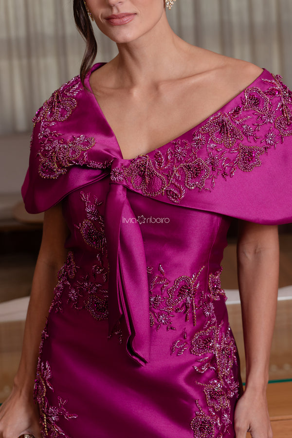 Vestido em zibeline com bordado e capa removível