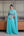Vestido um ombro corpo fitado com bordado e capa