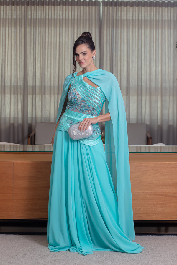 Vestido um ombro corpo fitado com bordado e capa