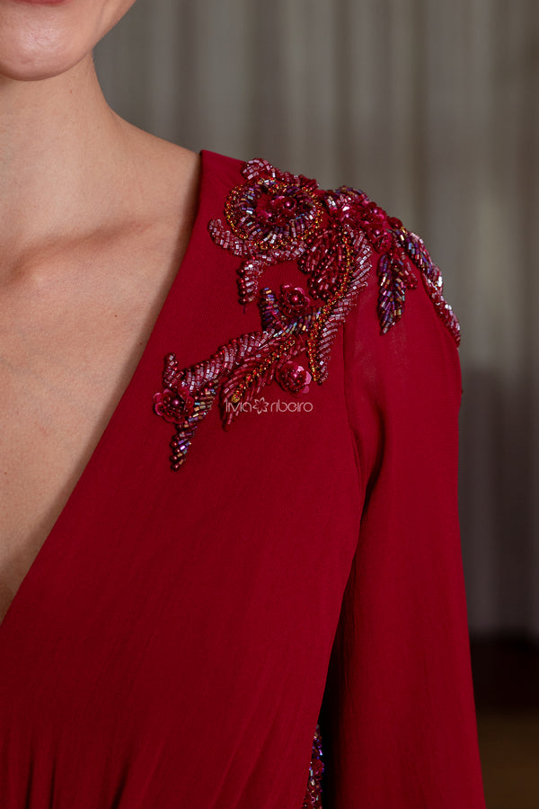 Vestido manga 7/8 com bordado no punho, cintura e ombro