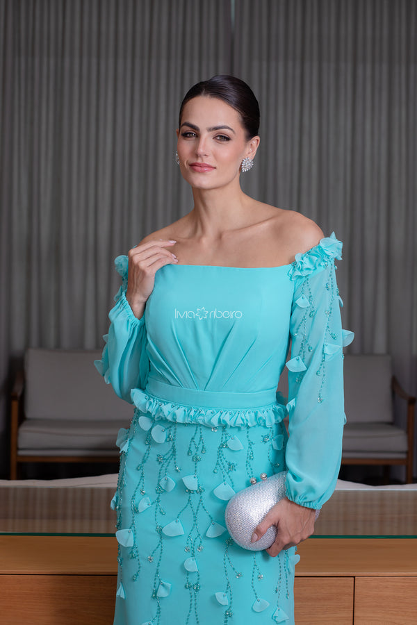 Vestido ombro a ombro com aplicações em flores e bordado