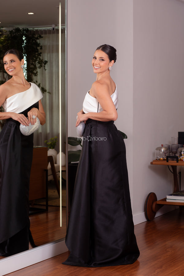 Vestido Lívia Ribeiro em alfaiataria com pala no busto