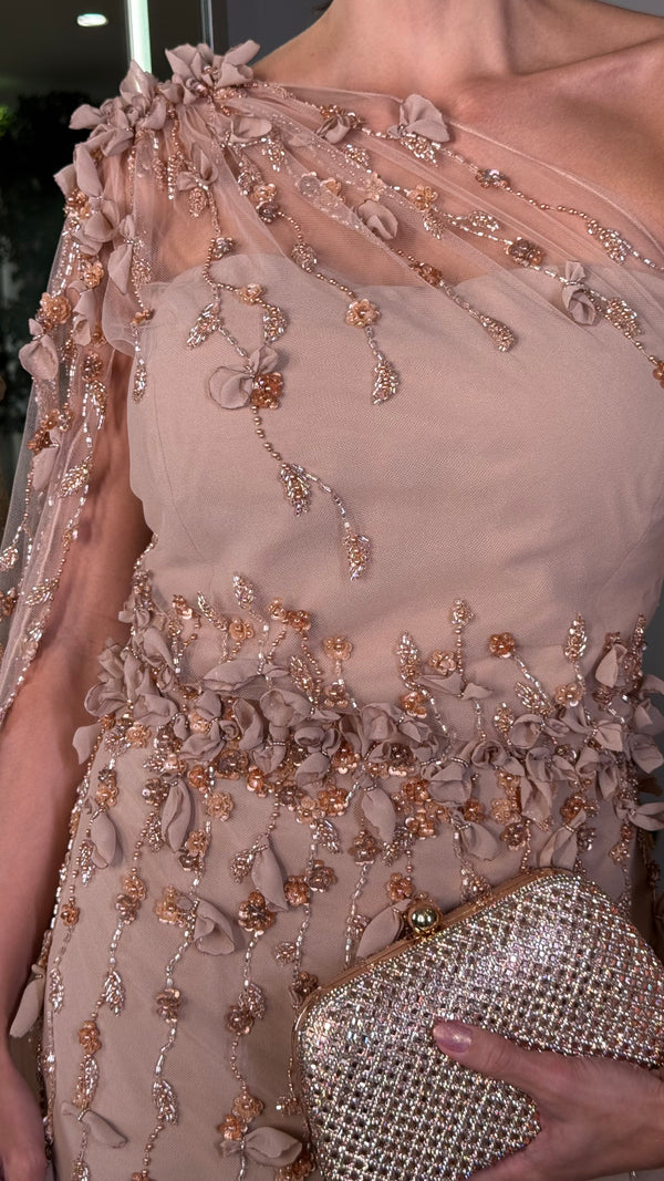 Vestido em tule francês, um ombro  com bordado em pedraria e pétalas de tecido