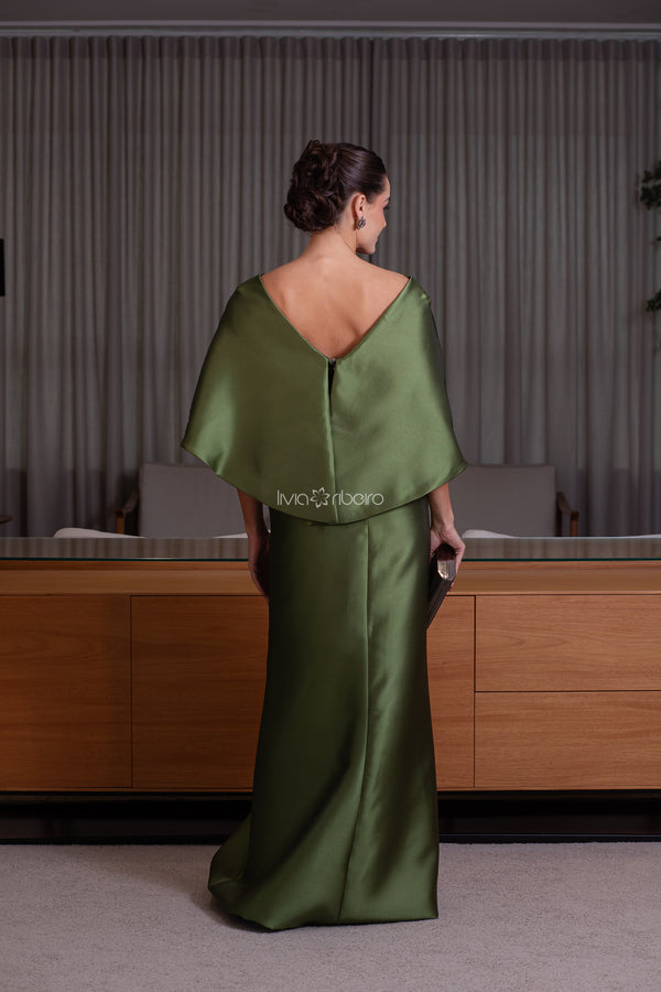 Vestido em zibeline com manga tipo capa bordado