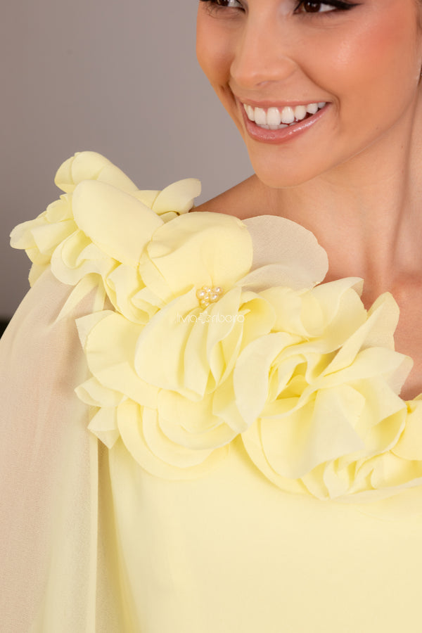 Vestido Lívia Ribeiro um ombro com flores e capa assimétrica