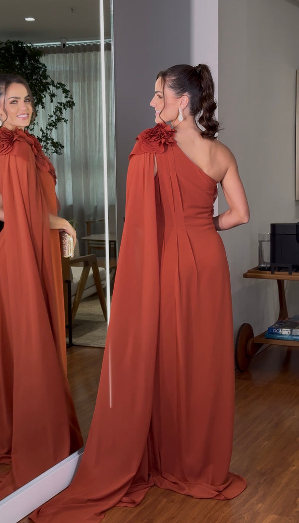 Vestido Terracota de Um Ombro com Capa e Flores Artesanais