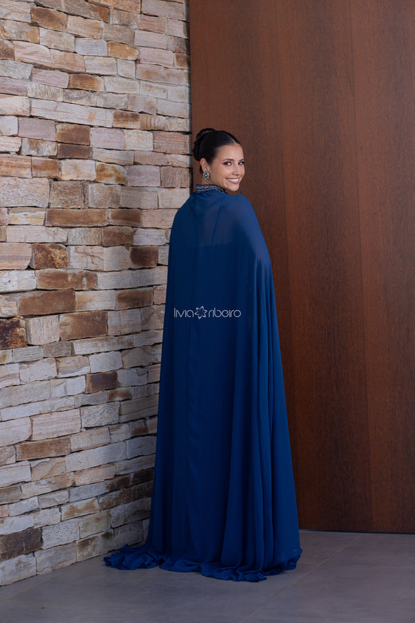 Vestido em crepe de seda bordado cintura e capa pescoço bordado