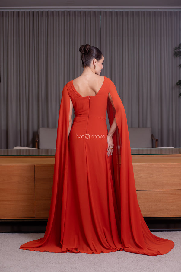 Vestido em crepe de seda com capa e flor