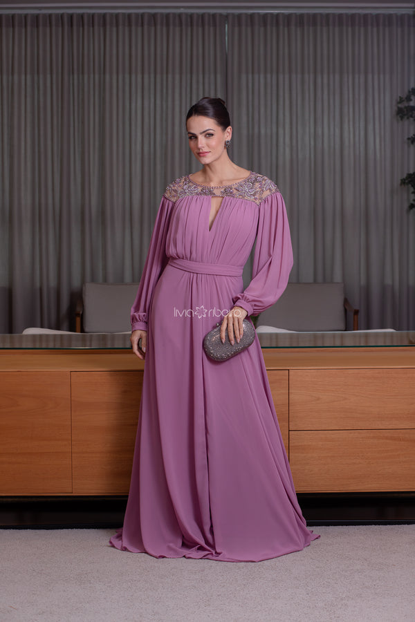 Vestido em crepe de seda com manga bordado