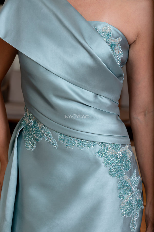 Vestido em zibeline um ombro, com aplicações em bordado na lateral