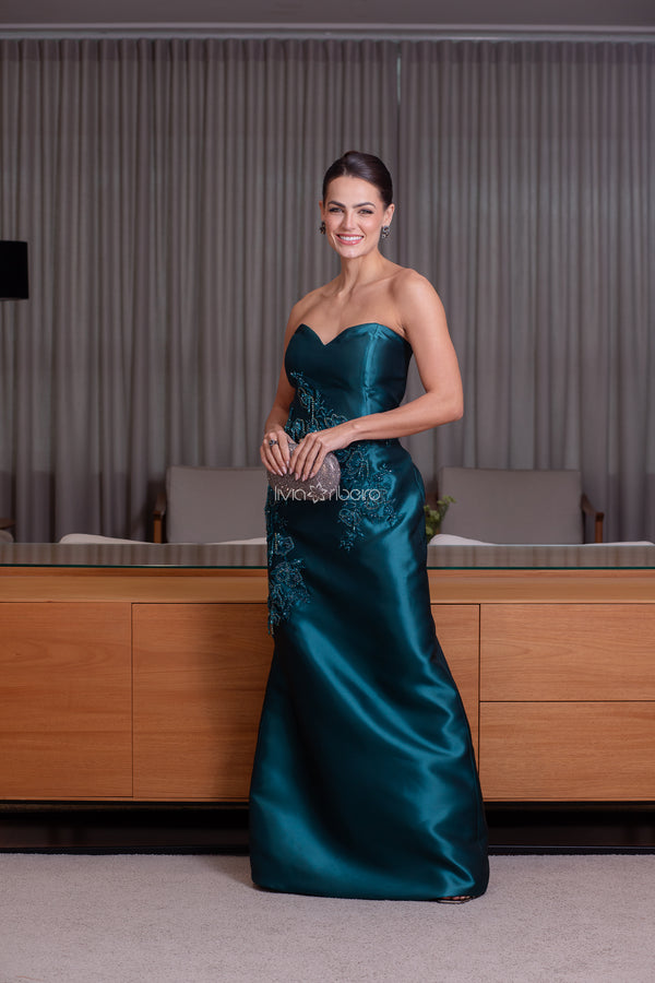 Vestido em zibeline com bordado e capa removível