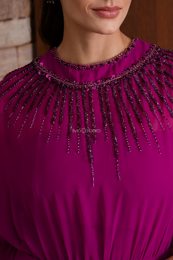 Vestido com bordado tipo raio no decote descendo pelo busto e mangas fluidas