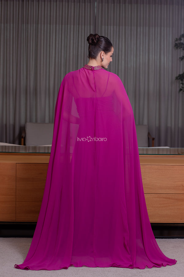 Vestido em crepe de seda bordado cintura e capa pescoço bordado