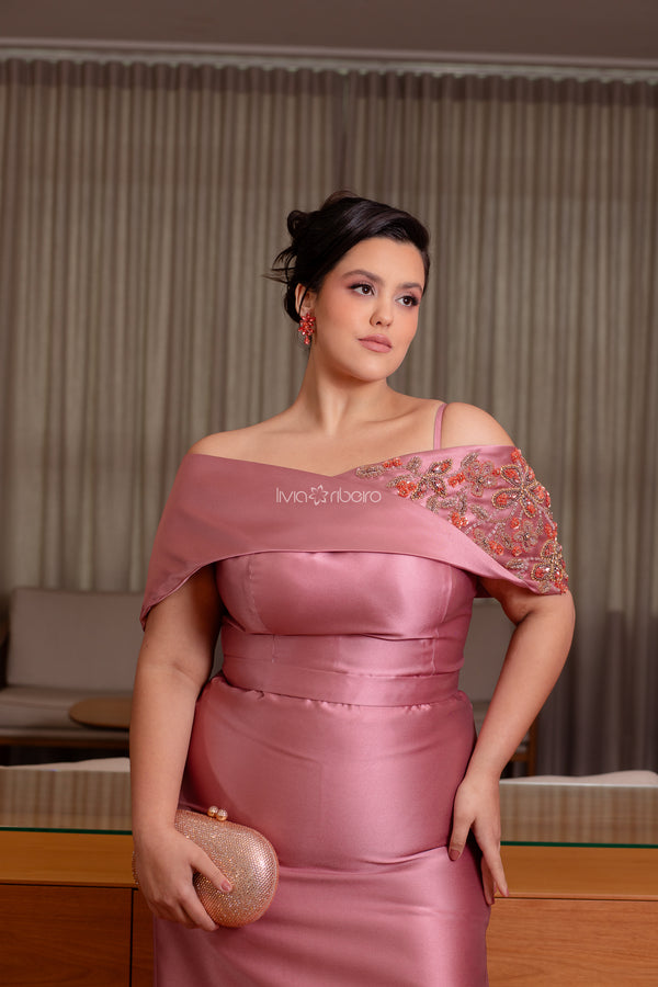 Vestido Lívia Ribeiro em alfaiataria corte reto com bolero bordado removível