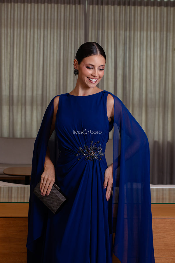 Vestido longo em crepe de seda, decote canoa com capa e bordado na cintura | Lívia Ribeiro