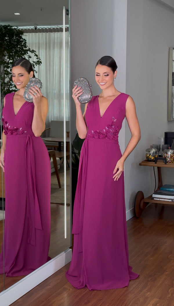 Vestido Fúcsia com Capa, Gola Alta e Bordados 3D