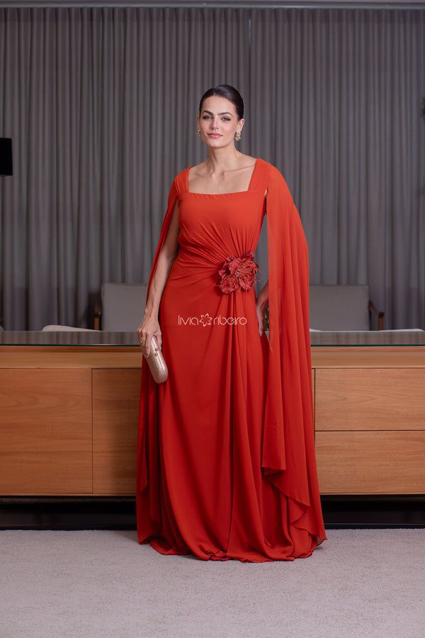Vestido em crepe de seda com capa e flor