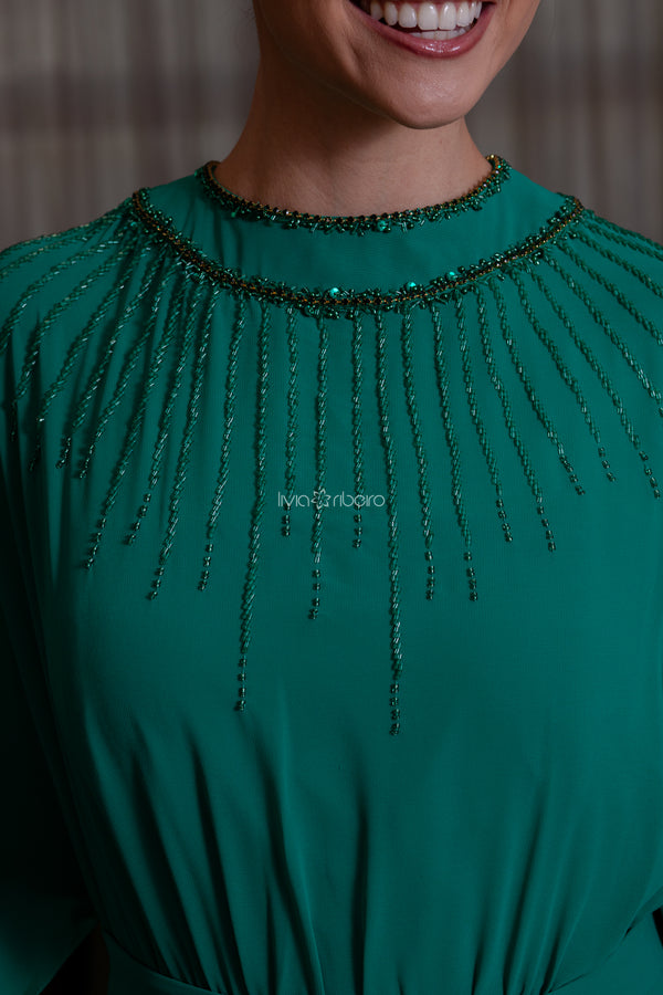 Vestido com bordado tipo raio no decote descendo pelo busto e mangas fluidas