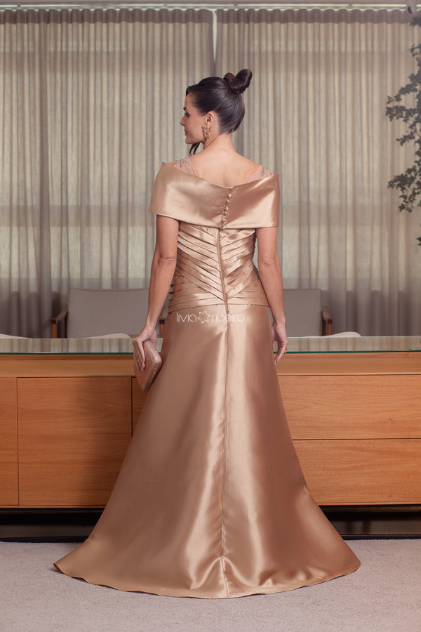 Vestido em zibeline com sobreposição de saia ombro a ombro bordado
