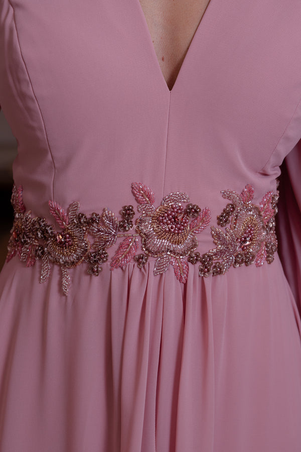 Vestido rosé em Crepe com Toque de Seda, Mangas Longas e bordado na cintura