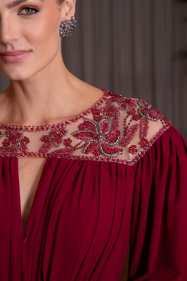 Vestido em crepe de seda com manga bordado