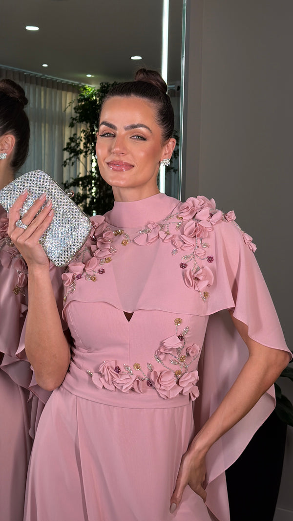 Vestido rosé capa gola alta e bordados em 3D