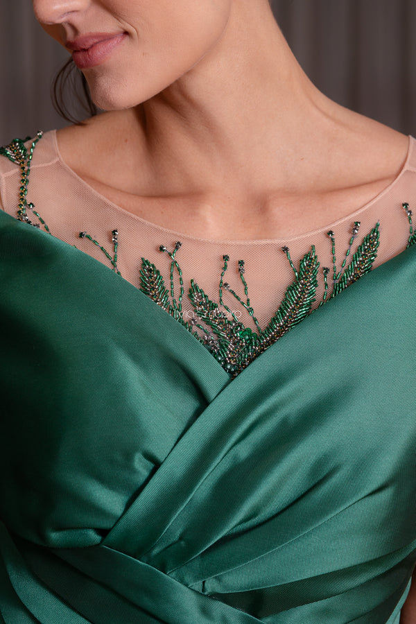 Vestido em zibeline com sobreposição de saia ombro a ombro bordado