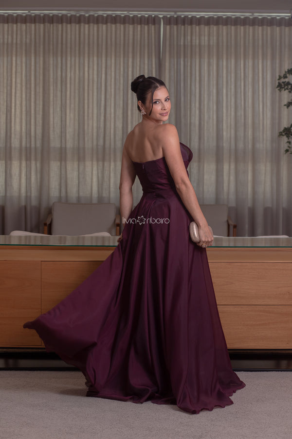 Vestido tomara que caia em organza com flor aplicado na frente