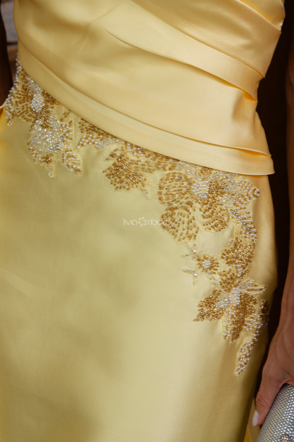 Vestido em zibeline um ombro, com aplicações em bordado na lateral