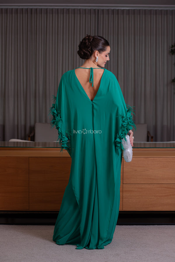 Vestido tipo kaftan com plumas e flores aplicadas | Lívia Ribeiro