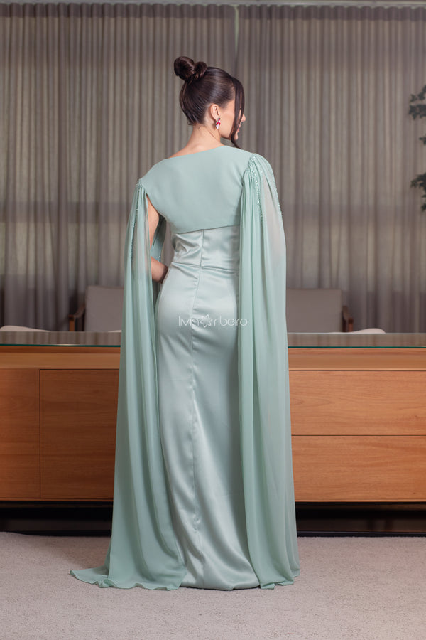 Vestido Lívia Ribeiro corte sereia com capa bordada no crepe de seda