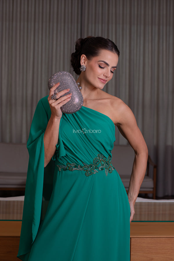 Vestido em crepe de seda estilo grego com capa bordado cintura