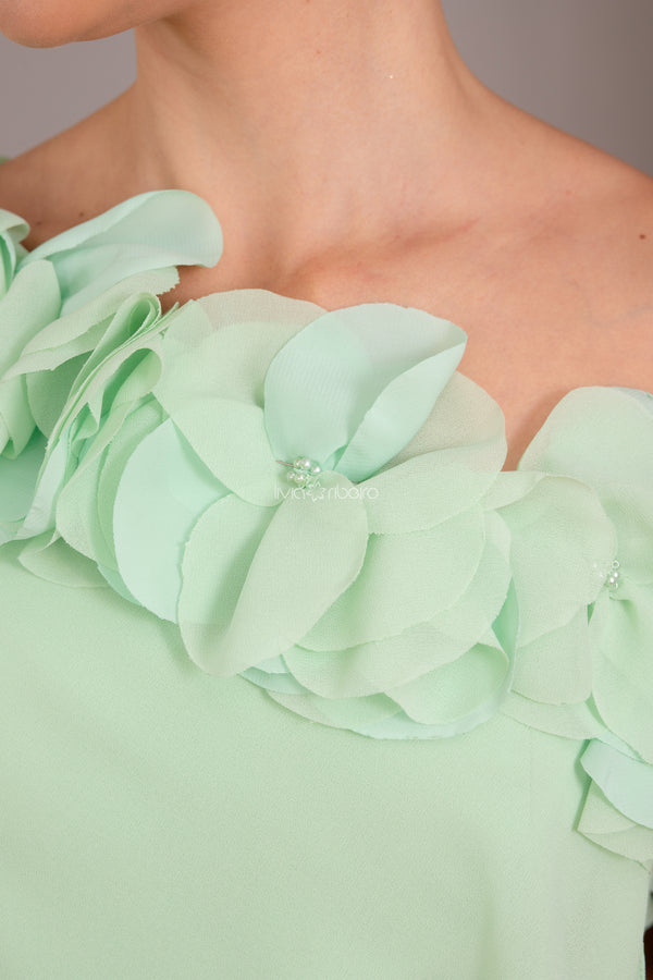 Vestido Lívia Ribeiro um ombro com flores e capa assimétrica