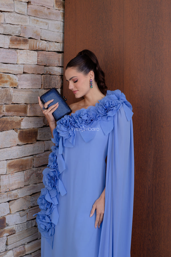 Vestido Lívia Ribeiro um ombro com capa e flores