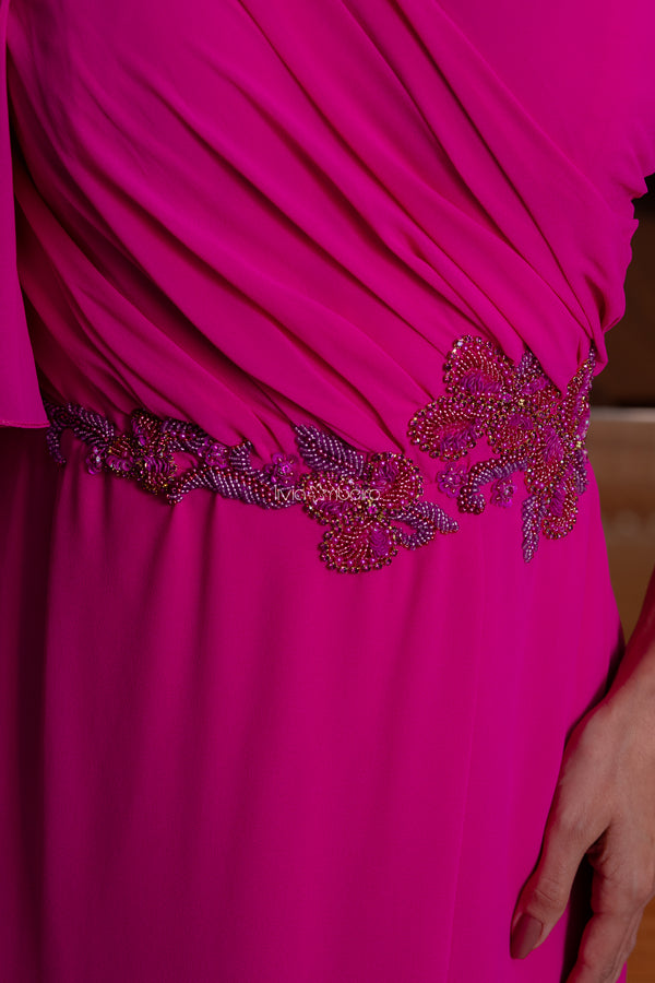 Vestido em crepe de seda estilo grego com capa bordado cintura