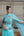 Vestido um ombro corpo fitado com bordado e capa