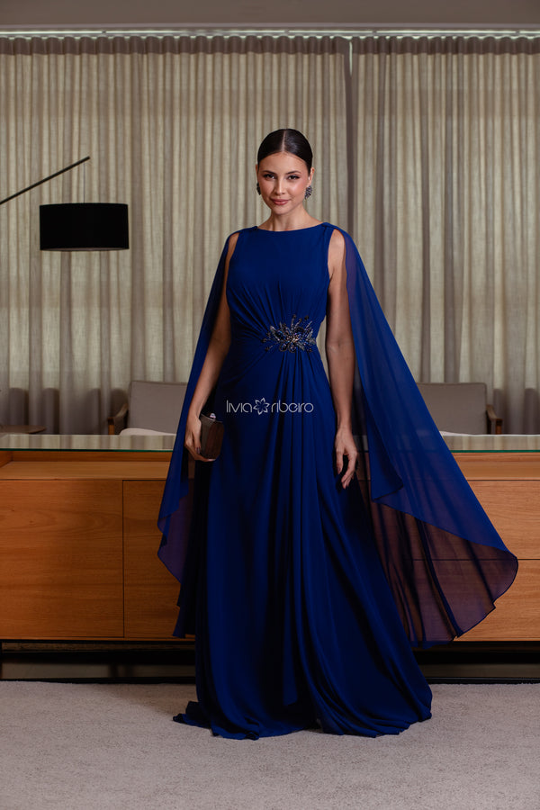 Vestido longo em crepe de seda, decote canoa com capa e bordado na cintura | Lívia Ribeiro