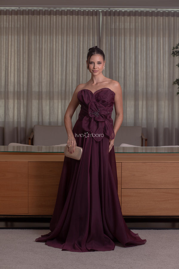 Vestido tomara que caia em organza com flor aplicado na frente