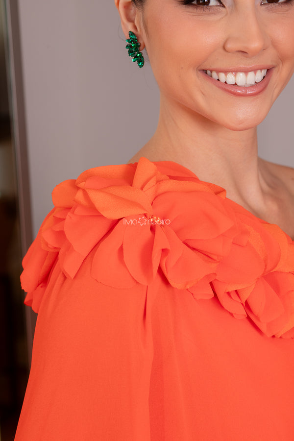 Vestido Lívia Ribeiro um ombro com flores e capa assimétrica