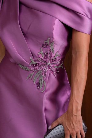 Bordado floral em pedrarias na cintura do vestido orquídea – detalhe