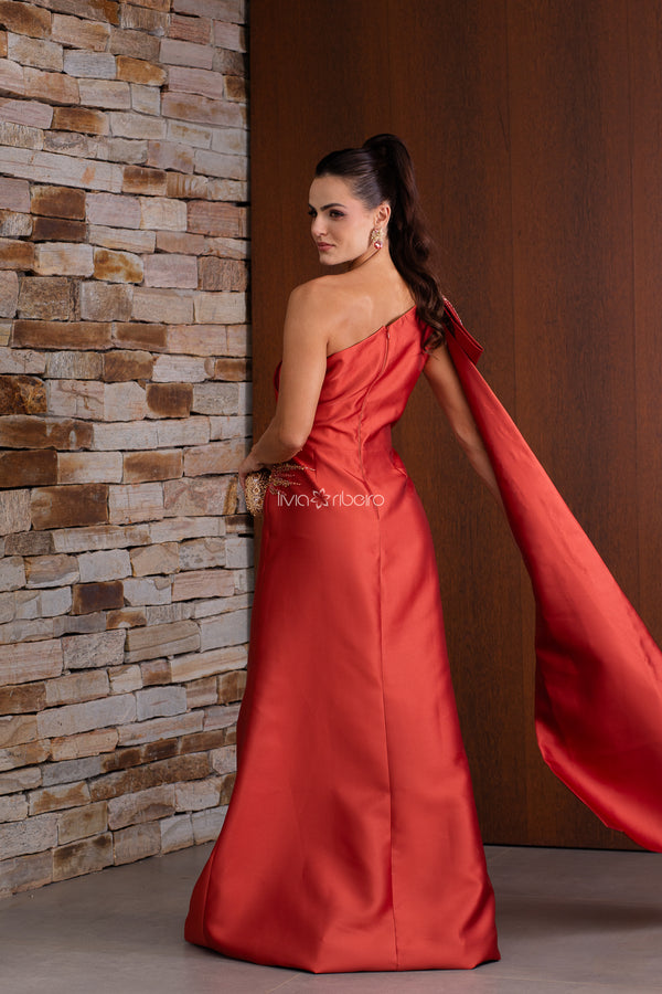 Vestido em alfaiataria um ombro só com detalhe em laço bordado