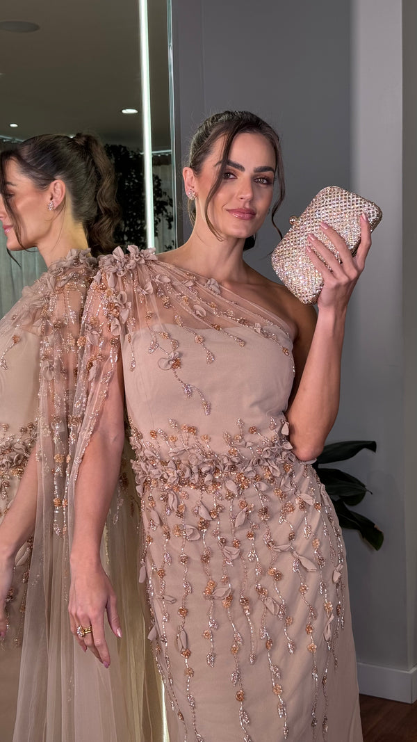 Vestido em tule francês, um ombro  com bordado em pedraria e pétalas de tecido