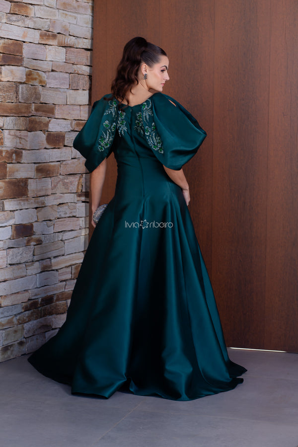 Vestido em zibeline com manga bufante bordado