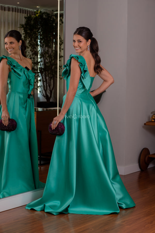 Vestido Lívia Ribeiro em alfaiataria sereia, um ombro e saia dupla com fenda