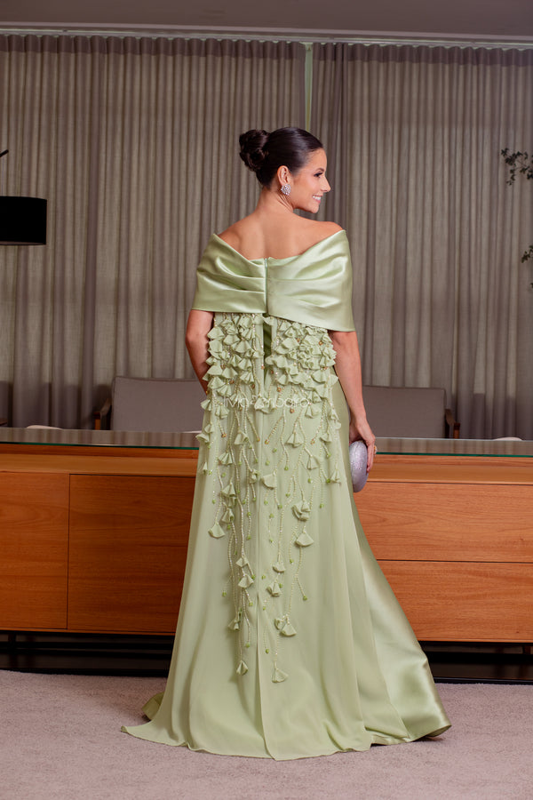 Vestido Lívia Ribeiro em alfaiataria ombro a ombro com capa em crepe de seda