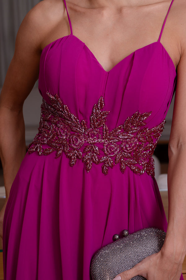 Vestido em crepe de seda bordado cintura e capa pescoço bordado