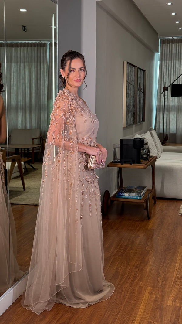 Vestido em tule francês, um ombro  com bordado em pedraria e pétalas de tecido